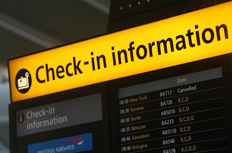 aflysning. Afgange til New York er aflyst ifølge denne informationstavle i lufthavnen London Heathrow.nd threatening a dangerous mix of high winds, soaking rain and a surging wall of water up to 11 feet tall. Sandy strengthened before dawn and stayed on a predicted path toward Washington, Baltimore, Philadelphia and New York — putting it on a collision course with two other weather systems that would create a superstorm with the potential for havoc over 800 miles from the East Coast to the Great Lakes. About 2 to 3 feet of snow were even forecast for mountainous parts of West Virginia. (AP Photo/ Steve Parsons, PA) UNITED KINGDOM OUT  NO SALES  NO ARCHIVE 