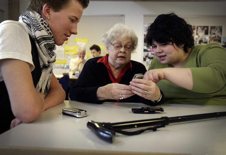 Teknologi. Ældresagen skønner, at over 400.000 personer over 65 år aldrig har haft adgang til internettet. Dem må vi ikke isolere, skriver Thomas Korsgaard. 