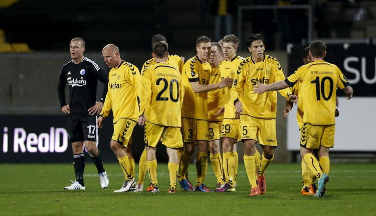 Mandag. Horsens slog FCK 1-0 i aftes. Matcherne om mandagen er ikke nogen tilskuermagnet. Faldet i tv-seere er på  28 procent. Heller ikke den sene kamp om søndagen kl. 19 har det godt. Her lyder faldet på 25 procent, mens kampene om lørdagen har 34 procent færre seere. 