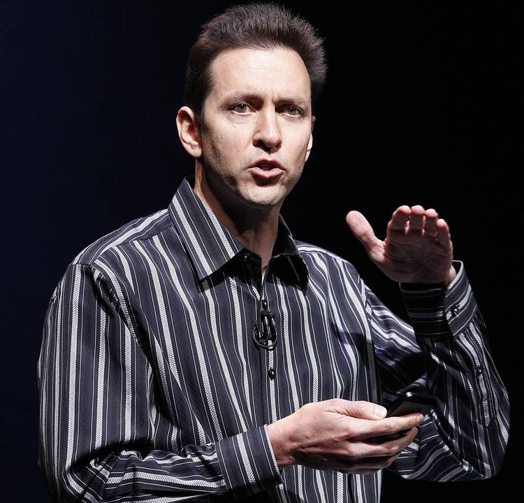 fyring. »Scott Forstall forlader Apple til næste år. Indtil da vil han fungere som rådgiver for administrerende direktør Tim Cook«. Sådan kan man også formulere en fyreseddel. 