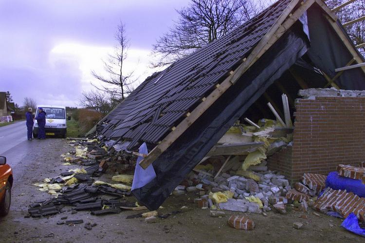 Stormskader. Lidt forberedelse kan forhindre mange skader på hus, have og bil, når vindstød af orkanstyrke rammer flere stede ri landet i ugens løb. 