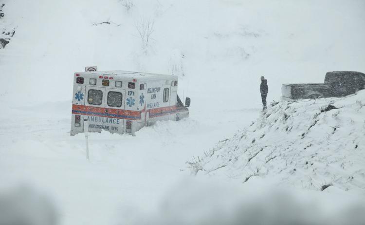 SNEFALD. Ambulance er kørt fast i West Virginia under det pulver, stormen Sandy nu smider over det østlige USA. 