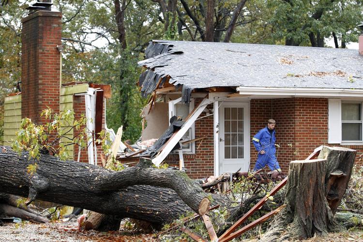 DØDSFALD. Et af Sandys ofre var en husejer i Pasadena i Maryland, der omkom, da et træ væltede ned over hans hus under stormvejret. 