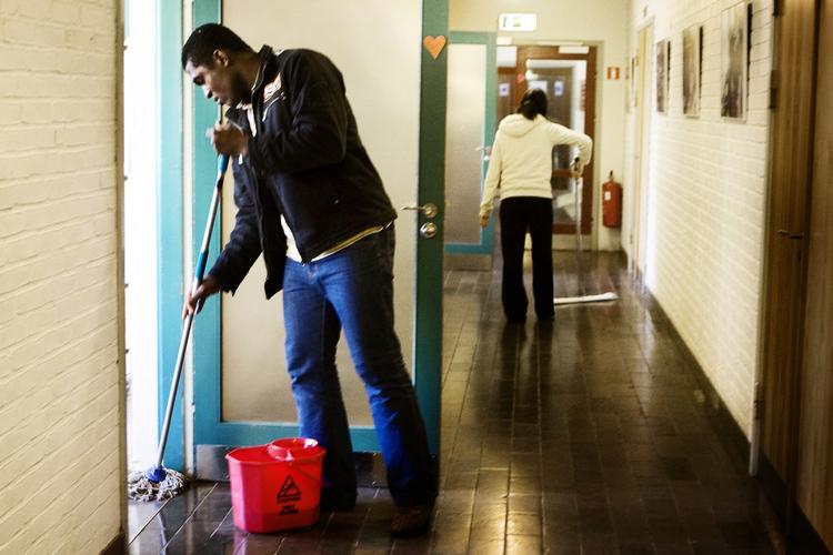 Lavtlønnet. Tømreren, rengøringskonen og frisøren bliver ofte glemt i den politiske debat. 