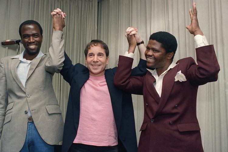 Fusion. Paul Simon blandede i 1986 afrikansk folkemusik med vestlig pop på det geniale album 'Graceland'. Filmen 'Paul Simon: Under African Skies' går tæt på historien. 