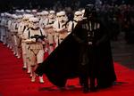 STJERNEKRIG. Darth Vader i selskab med 'stormtroopers' forud for præmieren af 'Revenge of the Sith' i London i 2005. 