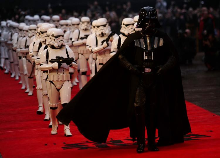 STJERNEKRIG. Darth Vader i selskab med 'stormtroopers' forud for præmieren af 'Revenge of the Sith' i London i 2005. 