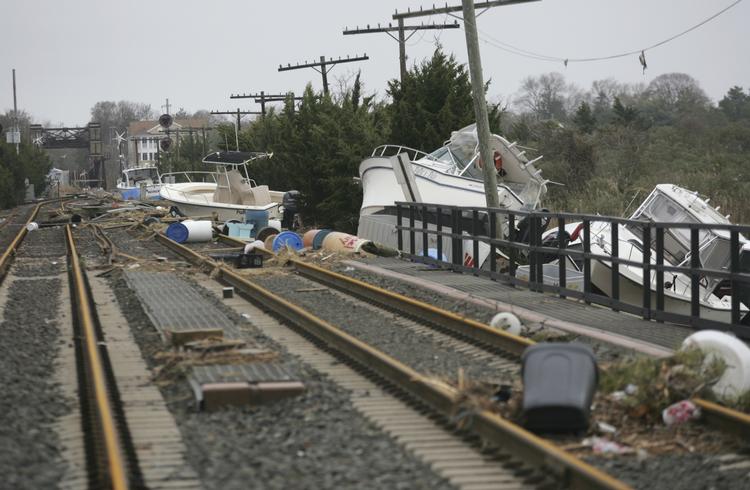 Både fra en nærliggende marina ligger på jernbaneskinnerne i Point Pleasant, New Jersey. 
