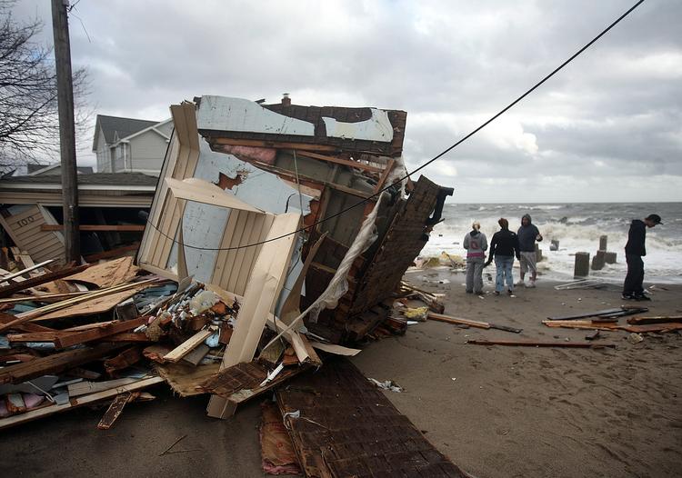 Indbyggerne i Milford kigger på skaderne. 