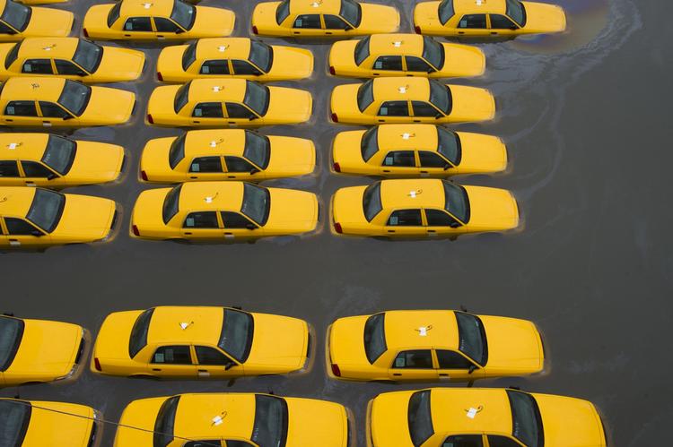 Taxi'er under vand i Hoboken, New Jersey. 