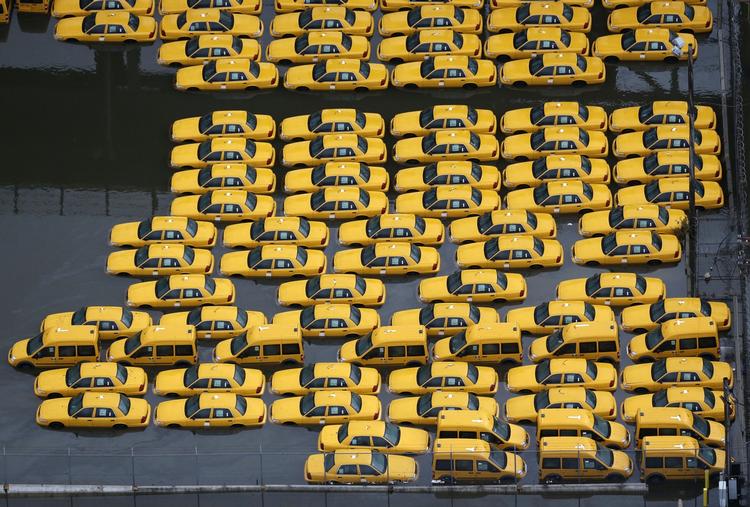 Mange af New Yorks berømte gule taxi'er står under vand i Weehawken, New Jersey. 