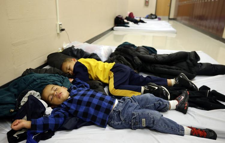 2-årige Marcus Whittington og 3-årige Jamel Whittington får sig en lur på Washington High School, et af de mange evakueringscentre. 