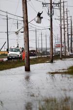 Arbejderne fra de amerikanske elselskaber har travlt med at reetablere strømforsyningen. 