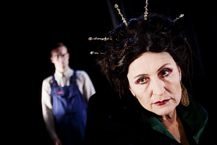 DRONNINGEDeroute. Noget  rumsterer i mørket omkring Karen-Lise Mynsters diva - en hævnende mand i kedeldragt. 