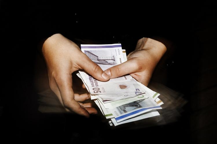 balancerer. En pæn bid af folkepension og ældrecheck er afhængig af indkomst og formue.  Derfor kan større indbetalinger på den private pensionsopsparing i nogle tilfælde opvejes af en reduceret offentlig pension. 