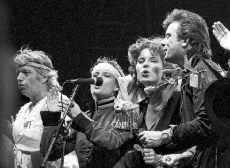 Støttesang.Sangen Afrika er skrevet af Nanna Lüders og indspillet af en lang række danske kunstnere til fordel for sultende i Afrika som en dansk pendant til 'We are the World' af Michael Jackson og Lionel Richie. 