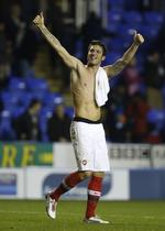 trøjekast. Arsenals Olivier Giroud havde allerede smidt trøjen ud til publikum en gang, da den ordinære kamp mod Reading var ovre. Efter kampen smed angriberen trøjen igen. 