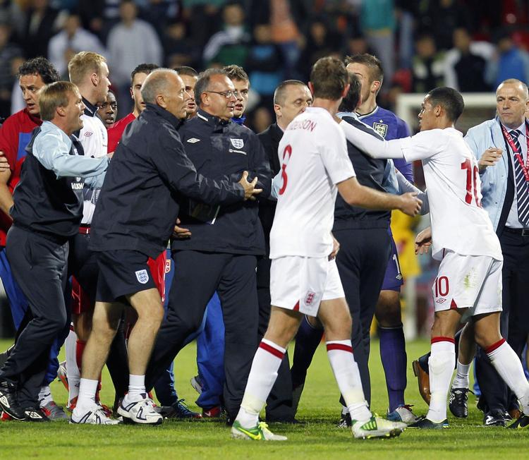 uværdigt. Ledere og spillere fra Serbien og England røg i totterne på hinanden efter U21-landskamp 16. oktober. 