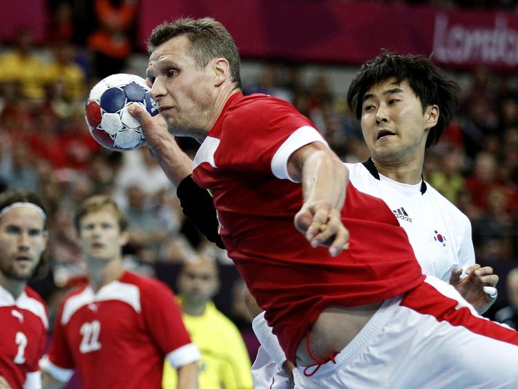 dilemma. Michael V. Knudsen blev bedt om at fravælge landsholdet, hvis han skulle fortsætte på kontrakt i Flensburg. 