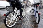 Nedslidte. De 2.000 bycykler i det københavnske gadebilleder skriger på modernisering, men nu er de planer skrottet. Kun 400 af den ny moel (t.v.) er det blevet til. 