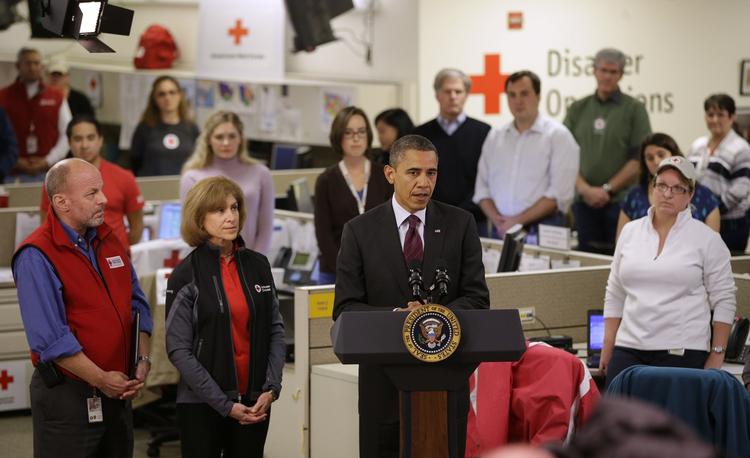 Sandy. Barack Obama dedikerer en dag mere til orkanen Sandy, mens Mitt Romney er tilbage på kampagnesporet. 