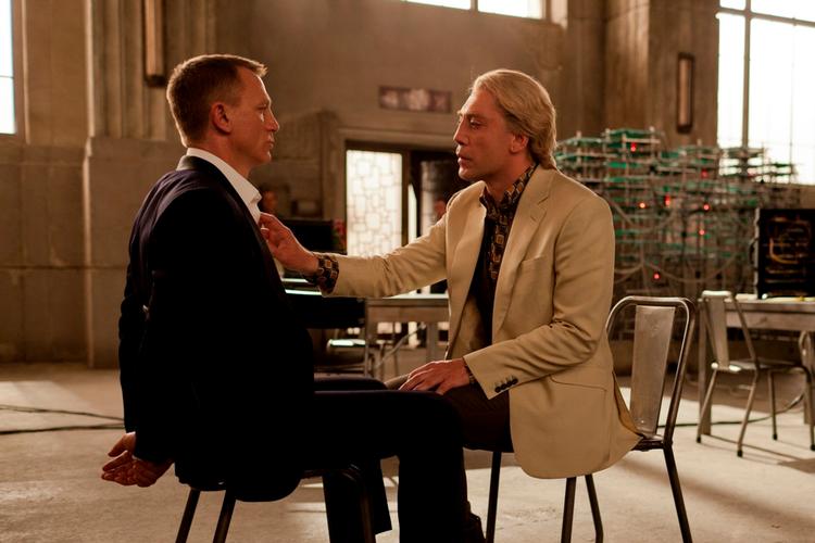 007. James Bond (Daniel Craig) er her faldet i kløerne på skurken i 'Skyfall', Javier Bardem. Pavens avis roser den nye Bond-film i høje toner. 