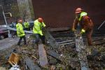 SANDY. Oprydningen efter orkanen Sandy gik allerede i gang i går. Her er det ved en strømstation i New York, at arbejdere rydder op. 