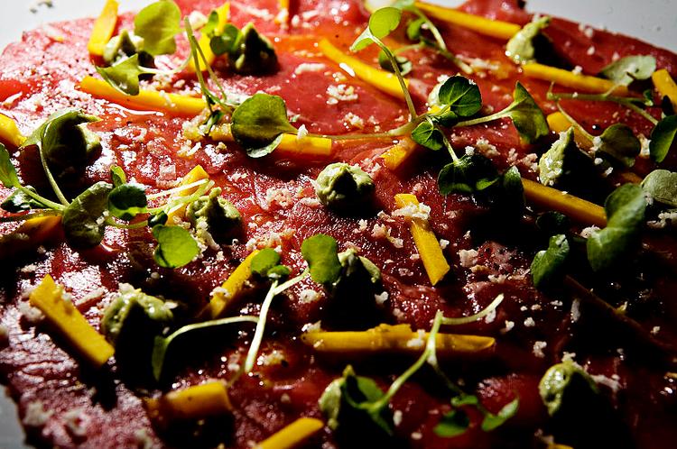 ord. Det er først lige blevet optaget i retskrivningsordbogen: Carpaccio. Her med estragon og peberrod. 