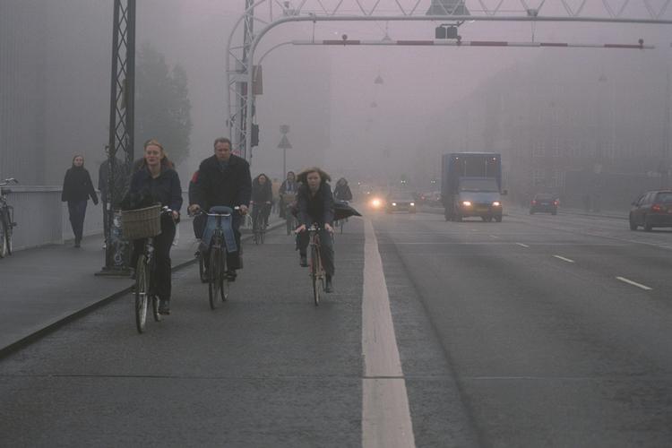 CYKELHOVEDVEJ. Knippelsbro - der forbinder Indre By med Christianshavn og Amager - er nu Københavns mest cykeltrafikerede strækning. 