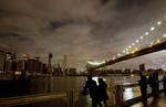 LØB. New York kæmper for at få ryddet og og genetableret den fulde elforsyning. Men stormen Sandy får ikke lov at hindre det berømte maraton i New York, beslutter borgmester Michael Bloomberg. 
