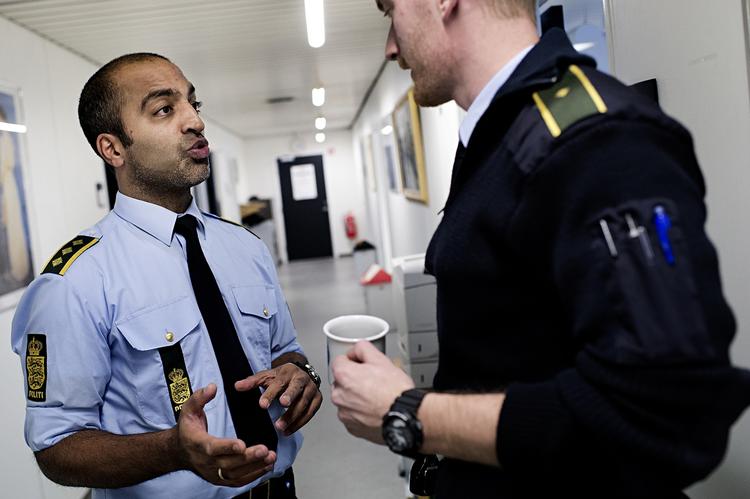 Kollegialt.  Kabeer Takiar er souschef ved Valby Lokalpoliti. Han trækker diskret fok til side og irettesætter dem, hvis hører nedsættende ord i vagtstuen. Betjenten her til højre er dog ikke i gang med at få en røffel af hr. Takiar. 