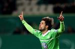 TROLDMAND. Brasilianske Diego scorede det første mål for Wolfsburg, der havde Simon Kjær med i hele aftenens pokalopgør mod Frankfurt. 
