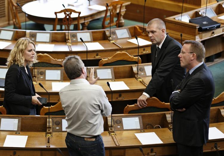 FINANSLOV. Johanne Schmidt-Nielsen holder fast i kravet om en garanti for uddannelse eller arbejde. Og en garanti giver regeringen knopper. På det punkt er der ingen chance for, at parterne når hinanden. 