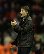 flot. Michael Laudrup klapper sine Swansea-spillere frem til dåd i pokalkampen mod Liverpool på Anfield. 