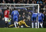 MÅLFEST. Eden Hazards scoring på straffespark var blot en af i alt fem gang danske Anders Lindegaard måtte hente bolden ud af Manchester Uniteds mål i opgøret mod Chelsea. 