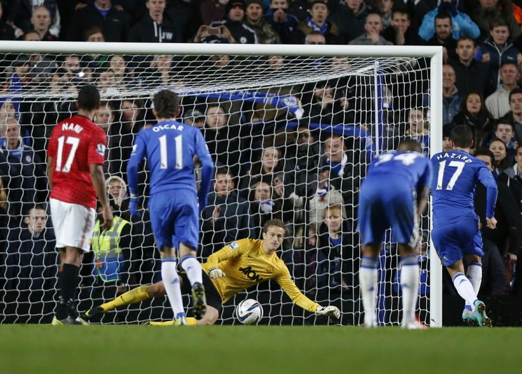 MÅLFEST. Eden Hazards scoring på straffespark var blot en af i alt fem gang danske Anders Lindegaard måtte hente bolden ud af Manchester Uniteds mål i opgøret mod Chelsea. 