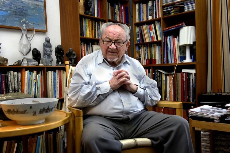 mennesket. Som lommefilosof og hyggelæser har Anker Jørgensen svært ved at holde kadencen over mere end 300 sider. 