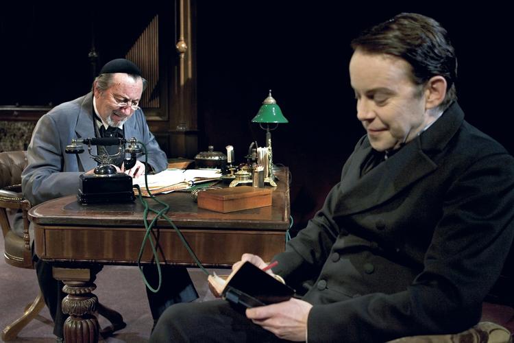 sceneulykke. Den 7. september fik Søren Sætter-Lassen, der her ses på scenen på Det Kgl. Teater (th.), en scenevæg ned over sig. 