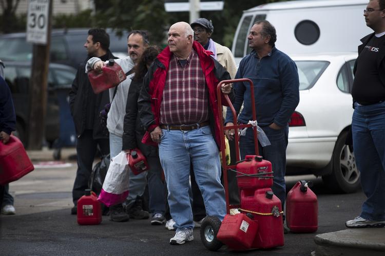 Der ventes på benzin til transportable generatorer på Staten Island. 