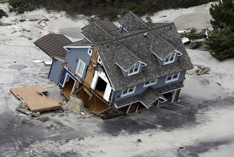 En ødelagt hus står tilbage på kysten i New Jersey. 