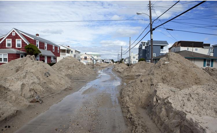 Sandet ligger højt i gaderne i Beach Haven på Long Beach Island i New Jersey. 