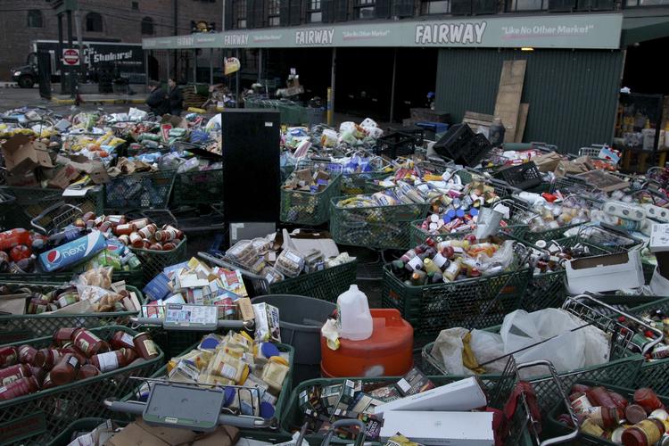Al maden i supermarkedet Fairway i Brooklyn er så ødelagt af vandet, at det skal smides ud. 