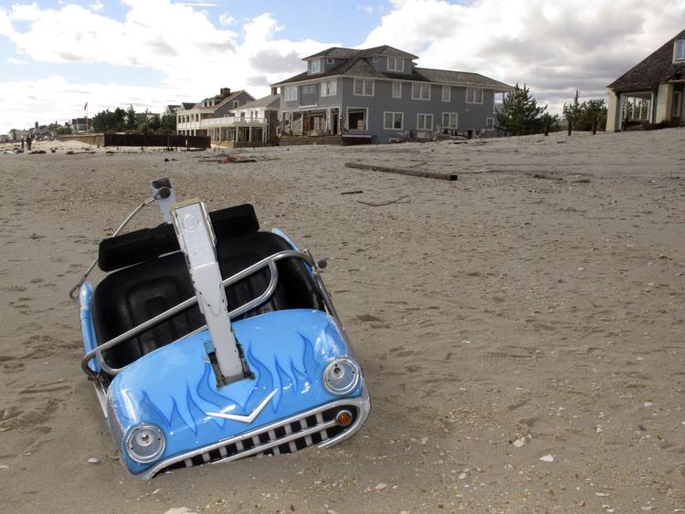 En bil fra en forlystelse ligger tilbage på stranden i Seaside Heights, New Jersey. 