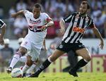 Superstjerne. Luis Fabiano (t.v.) er et meganavn i brasiliansk fodbold. Angriberen har scoret 28 mål i 44 landskampe for værterne for VM-turneringen i 2014. 