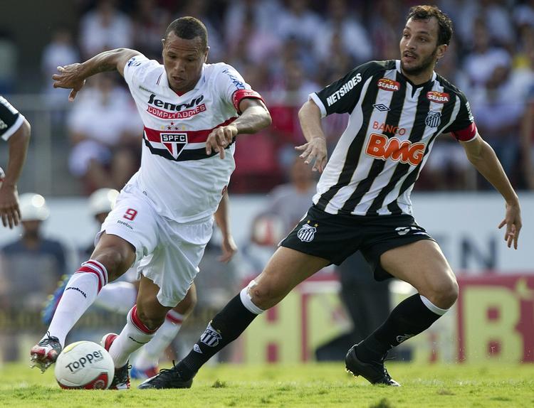 Superstjerne. Luis Fabiano (t.v.) er et meganavn i brasiliansk fodbold. Angriberen har scoret 28 mål i 44 landskampe for værterne for VM-turneringen i 2014. 