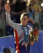 Bronze. Lance Armstrong blev på de 46,8 emkeltstartskilometer omkring  Sydney kun slået af US Postal-holdkammeraten Viacheslav Ekimov (Rusland) og tyske Jan Ullrich. 