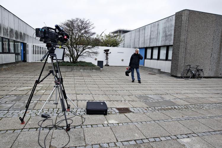 Klar. Det er ikke et synderligt eksotisk sted, skattesagskommisionen udfører sit arbejde i Gladsaxe. Til gengæld kan man håbe på, at der kommer nogle hemmeligheder på bordet indenfor. 