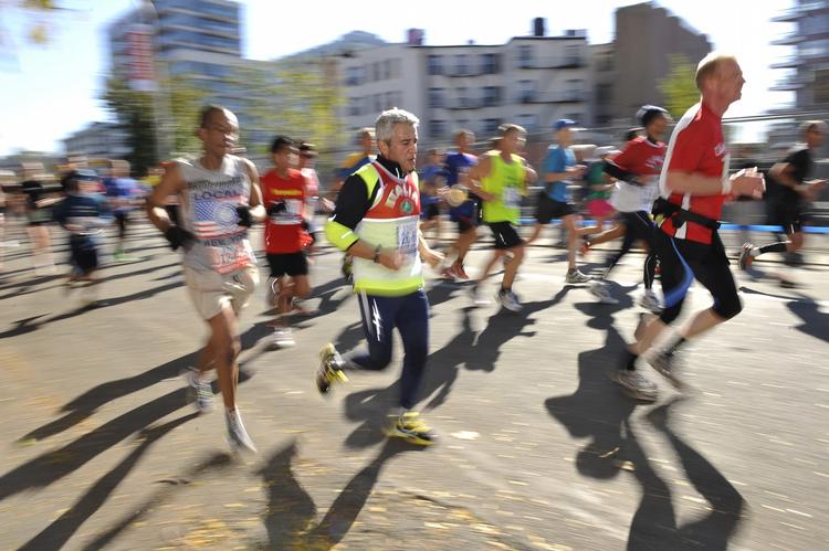 OVERVINDELSE. New York trodser stormskader og afvikler maraton på søndag som planlagt. Alle danskere med pakkerejse er kommet afsted. 