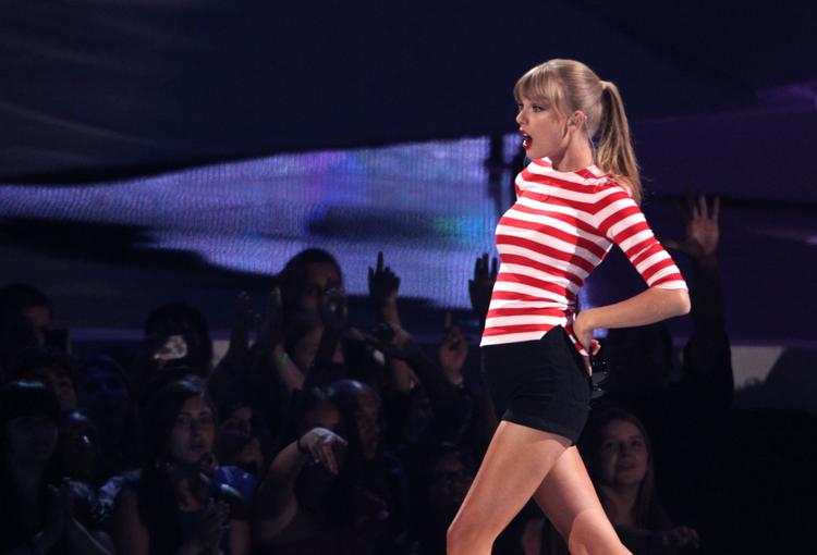 Swift. Sangerindens efternavn betyder 'hurtig' på dansk, og det er yderst passende, når man ser på den hastighed, hendes nyeste album ryger over pladedisken. 