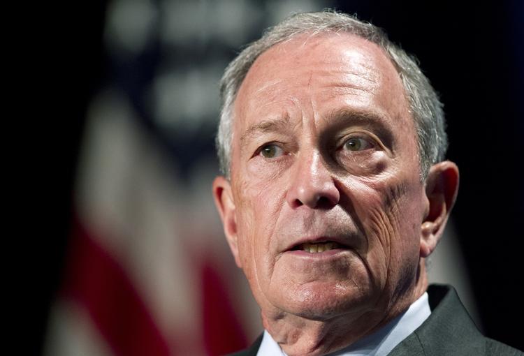 Tallerkenvending. Michael Bloomberg har tidligere været både republikaner og demokrat, men de senere år har han været uafhængig og hårdnakket nægtet at støtte hverken den ene eller anden kandidat til præsidentvalget. 